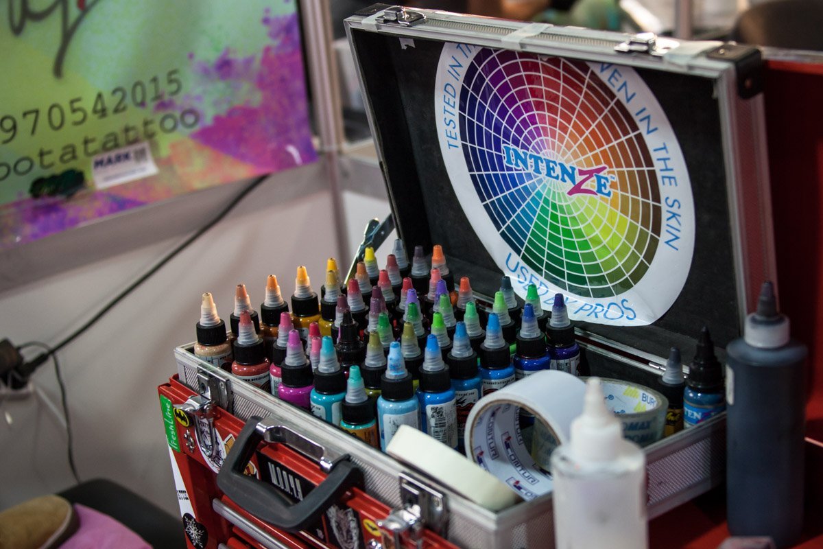 Если у мастера закончится краска, он может купить все необходимое на фестивале