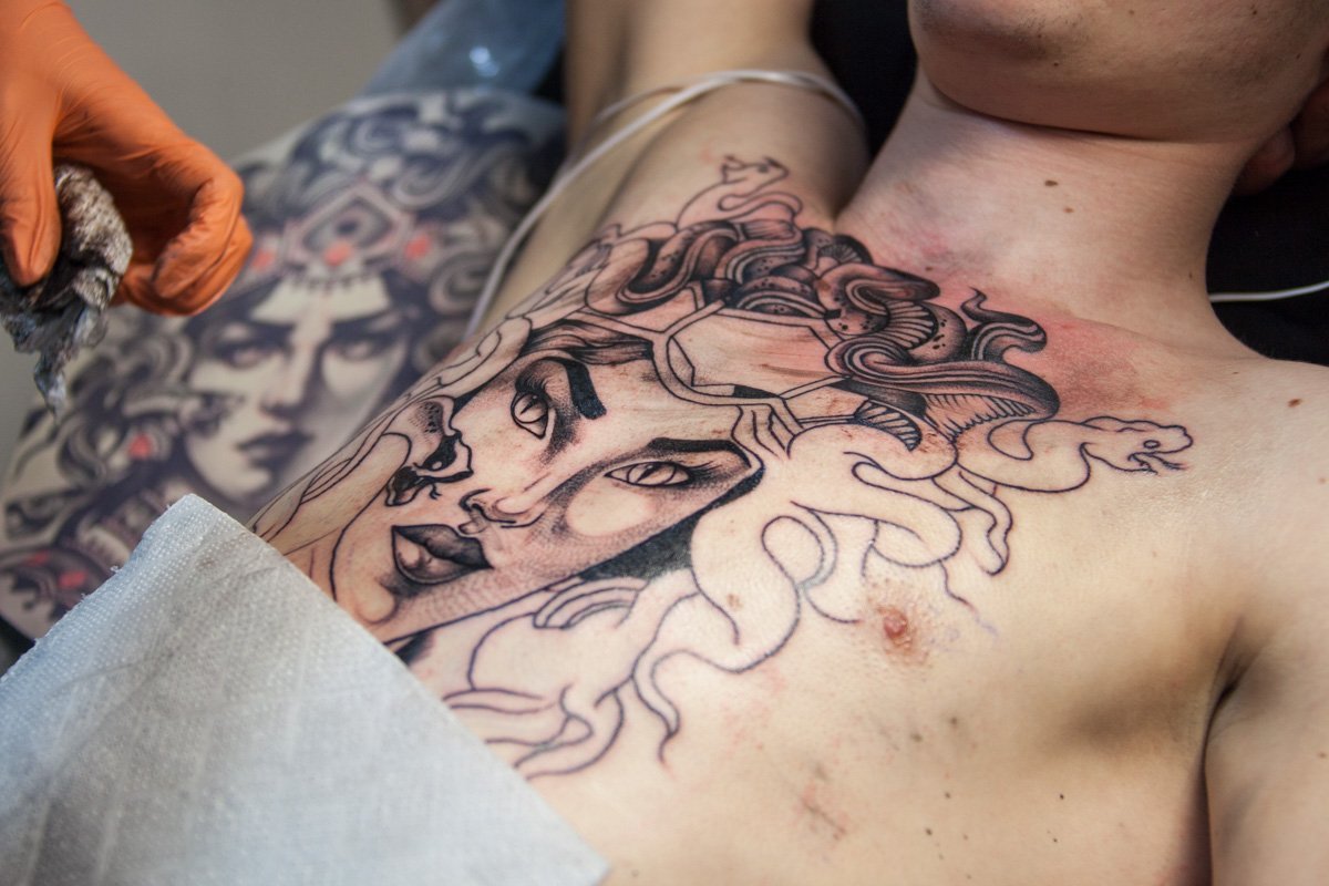 От ее взгляда каменеют