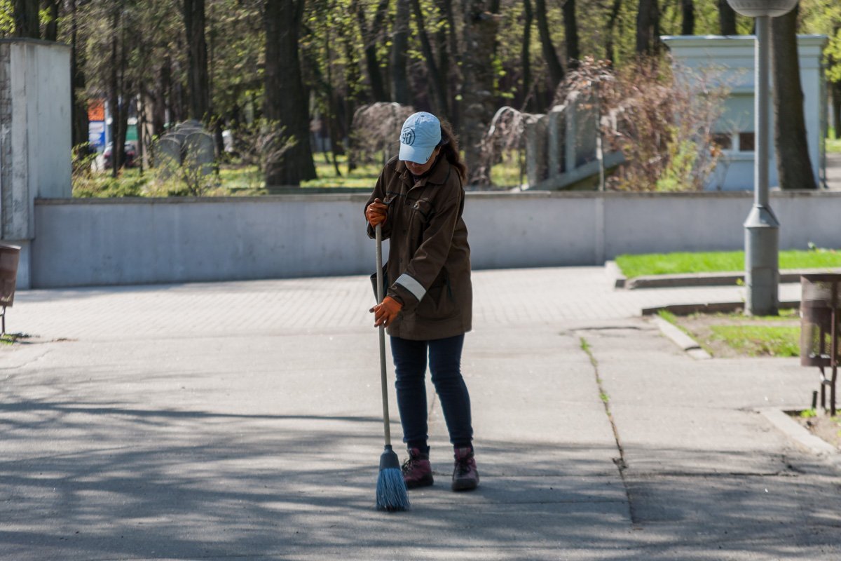 В парке полным ходом шла уборка В парке полным ходом шла уборка