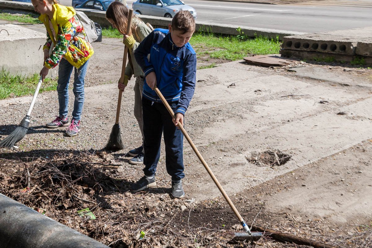 Сознательные дети самостоятельно пришли помочь взрослым Сознательные дети самостоятельно пришли помочь взрослым
