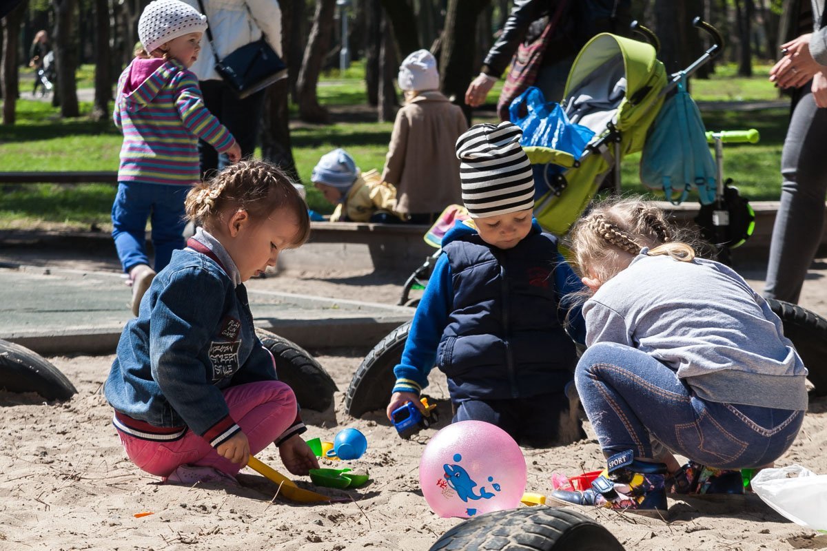 В песочнице играют дети В песочнице играют дети