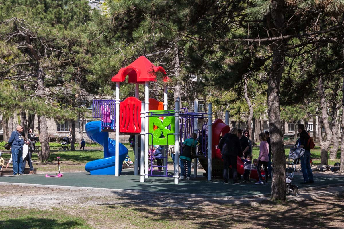 В части парка «Сосенки» установили современную детскую площадку В части парка «Сосенки» установили современную детскую площадку