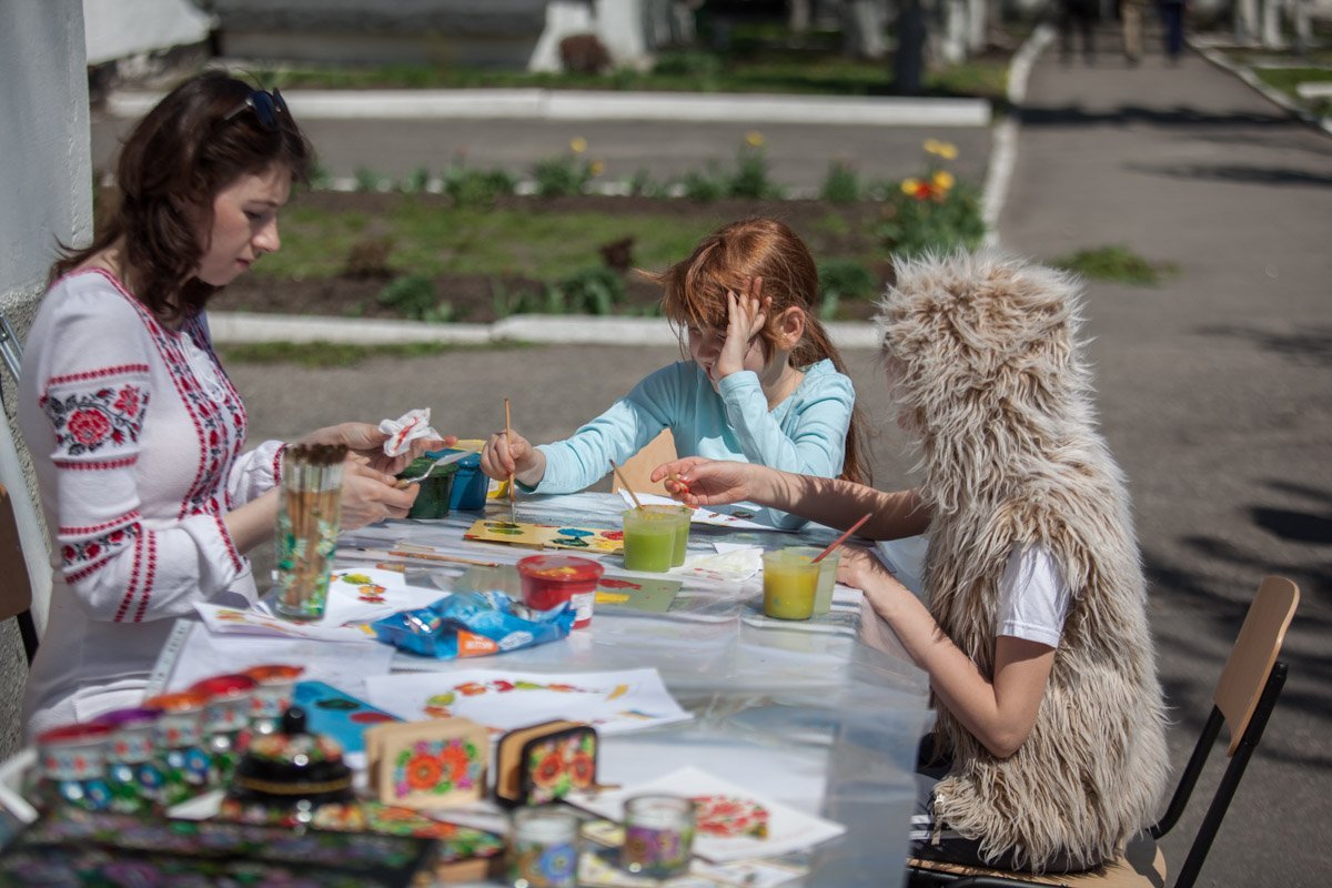 Маленький Еттти тоже пришел помочь