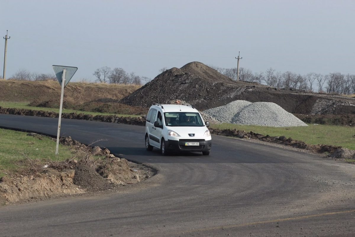 В Днепропетровской области ремонтируют трассу на Запорожье