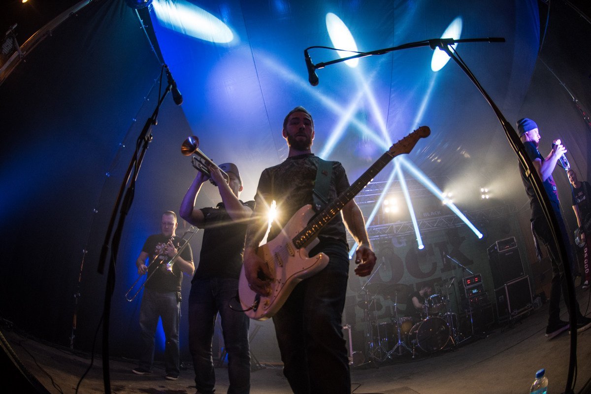 В течение двух дней жители города могут наслаждаться выступлениями лучших молодых украинских рок-групп