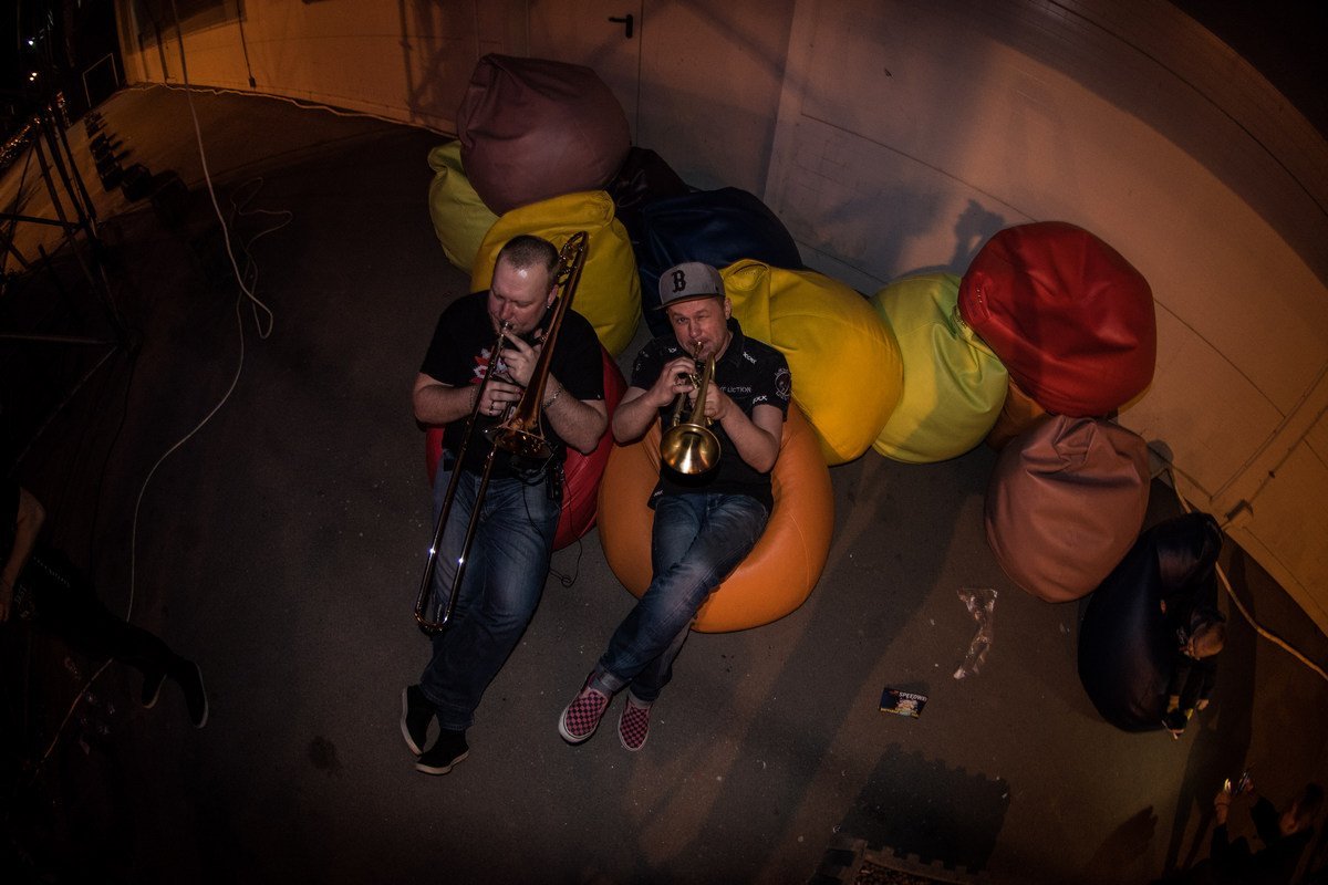 Музыка не покидает даже во время отдыха