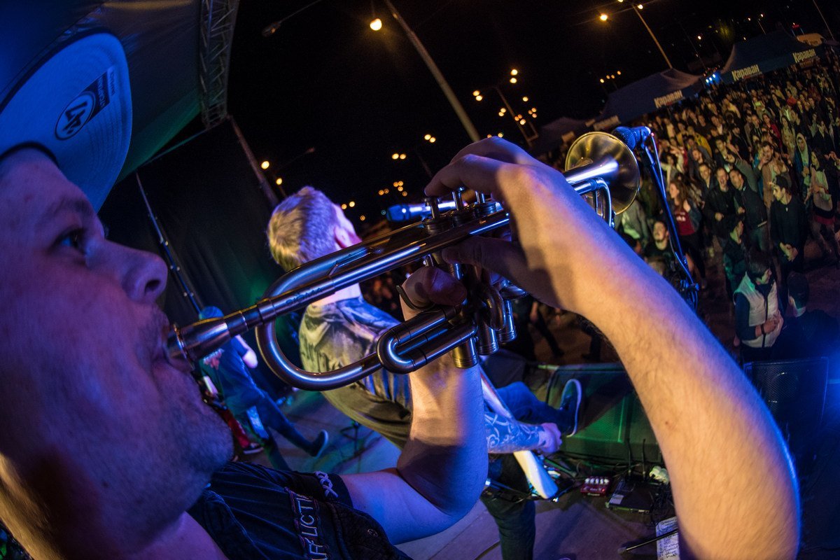 Музыка наполняет присутствующих энергией и заряжает позитивом