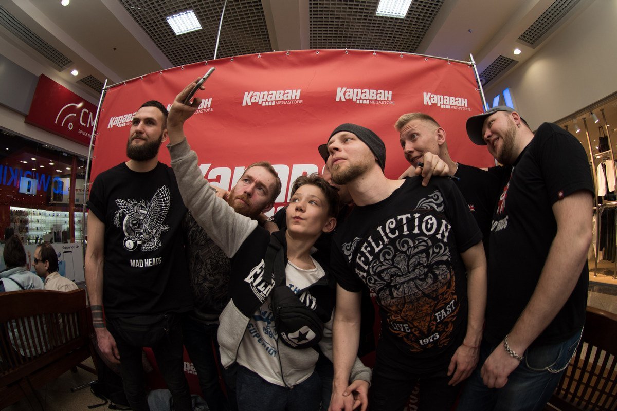 Все желающие могут сфотографироваться с любимыми исполнителями