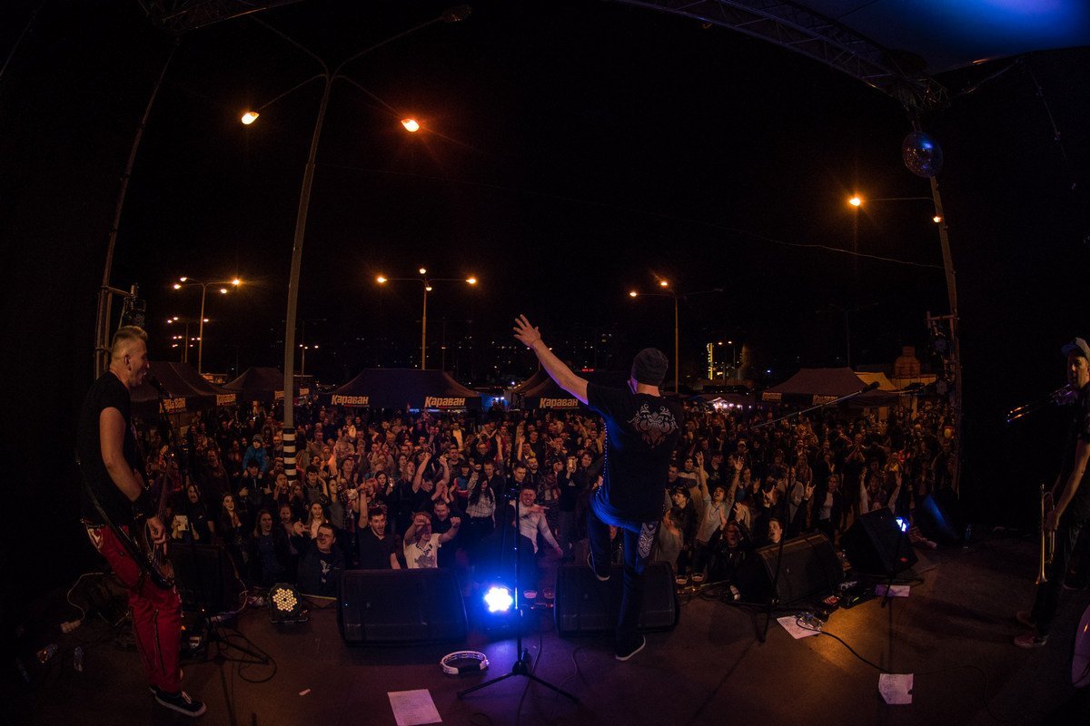 Людей собралось много