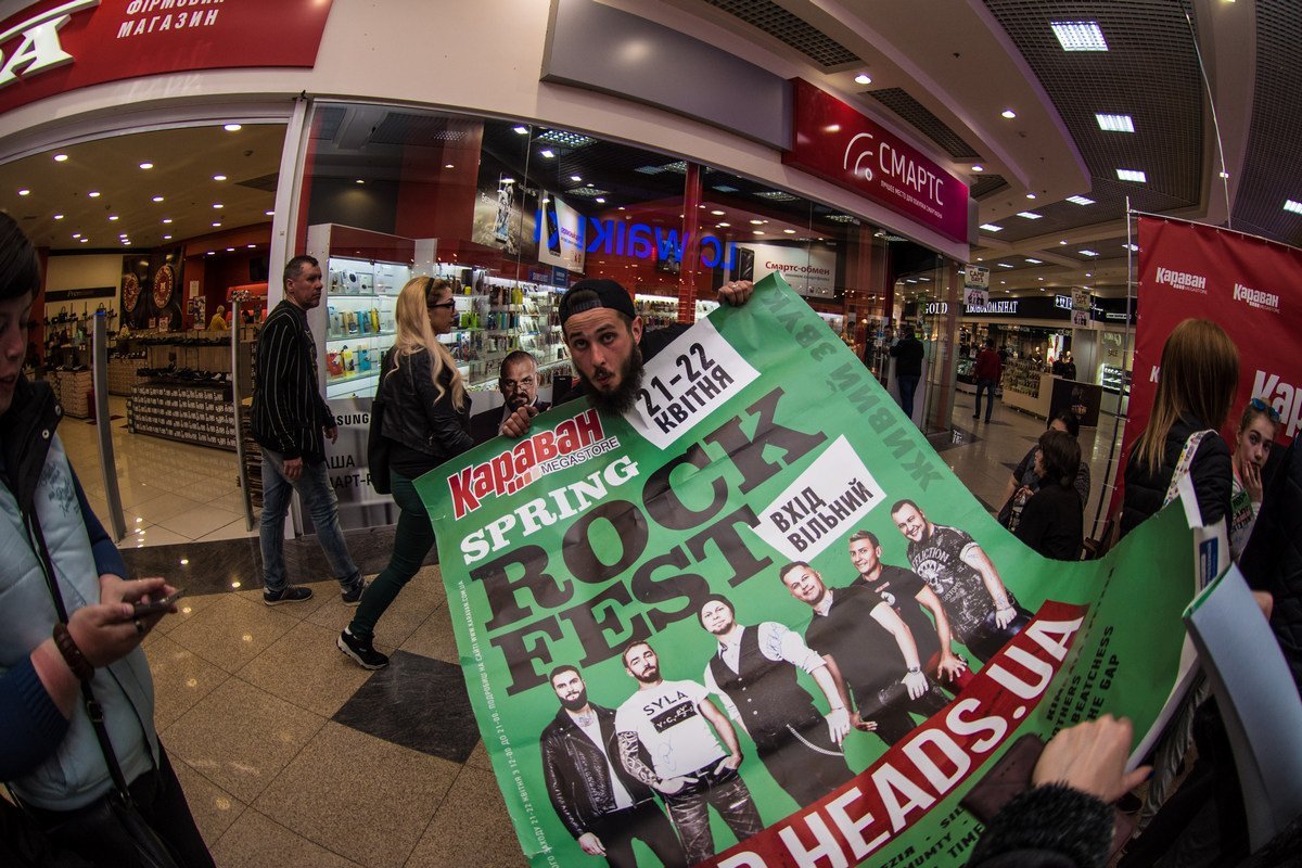 После концерта, как и планировалось, состоялись фото- и автограф-сессии