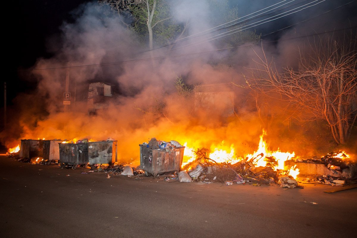 Пожар произошел рядом с частными домами Пожар произошел рядом с частными домами