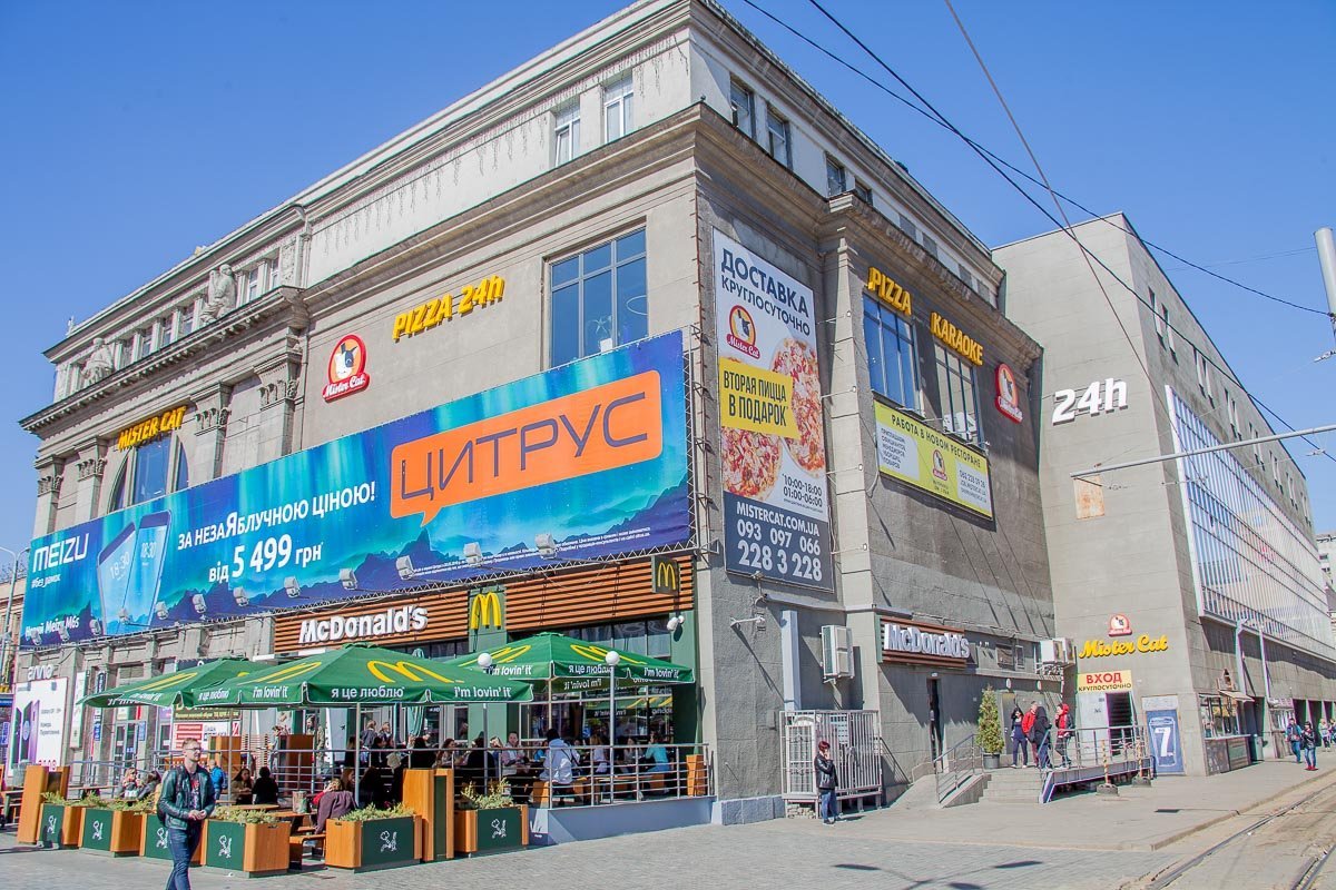 Вся "душа" Главного универмага скрыта за неистовым количеством рекламы и вывесок Вся "душа" Главного универмага скрыта за неистовым количеством рекламы и вывесок