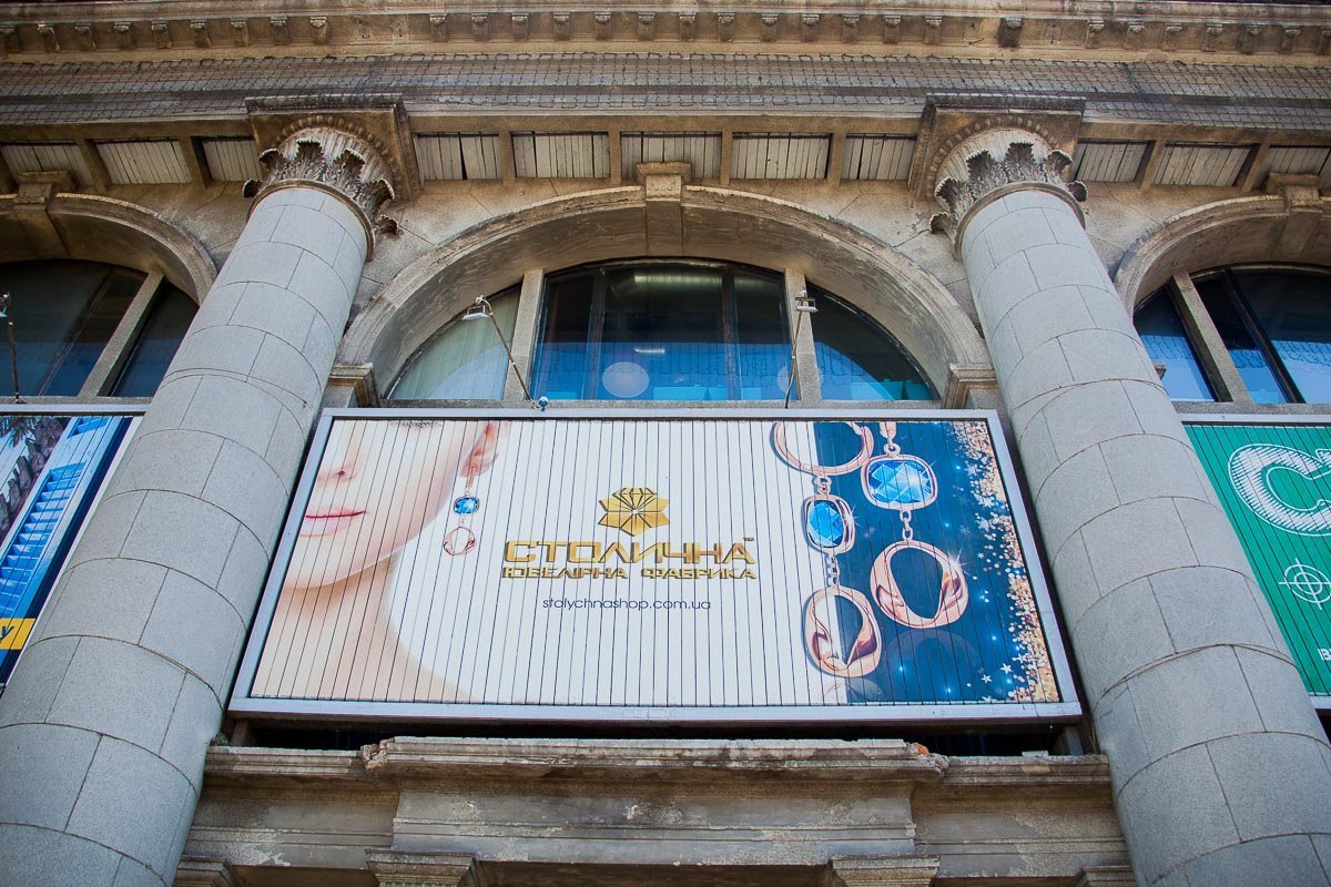 Колоннада главного фасада до сих пор остается непревзойденной ни по размерам, ни по качеству отделки Колоннада главного фасада до сих пор остается непревзойденной ни по размерам, ни по качеству отделки