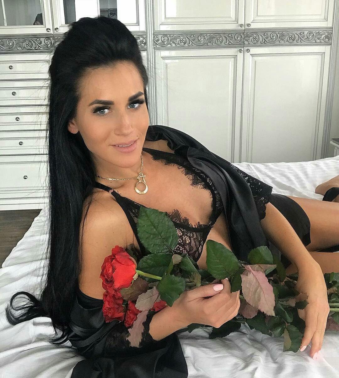 Доброе утро начинается с аромата прекрасных роз и нового комплекта нижнего белья