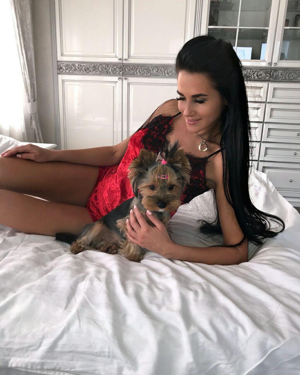 Стильная брюнетка делится фотографиями своего домашнего любимца