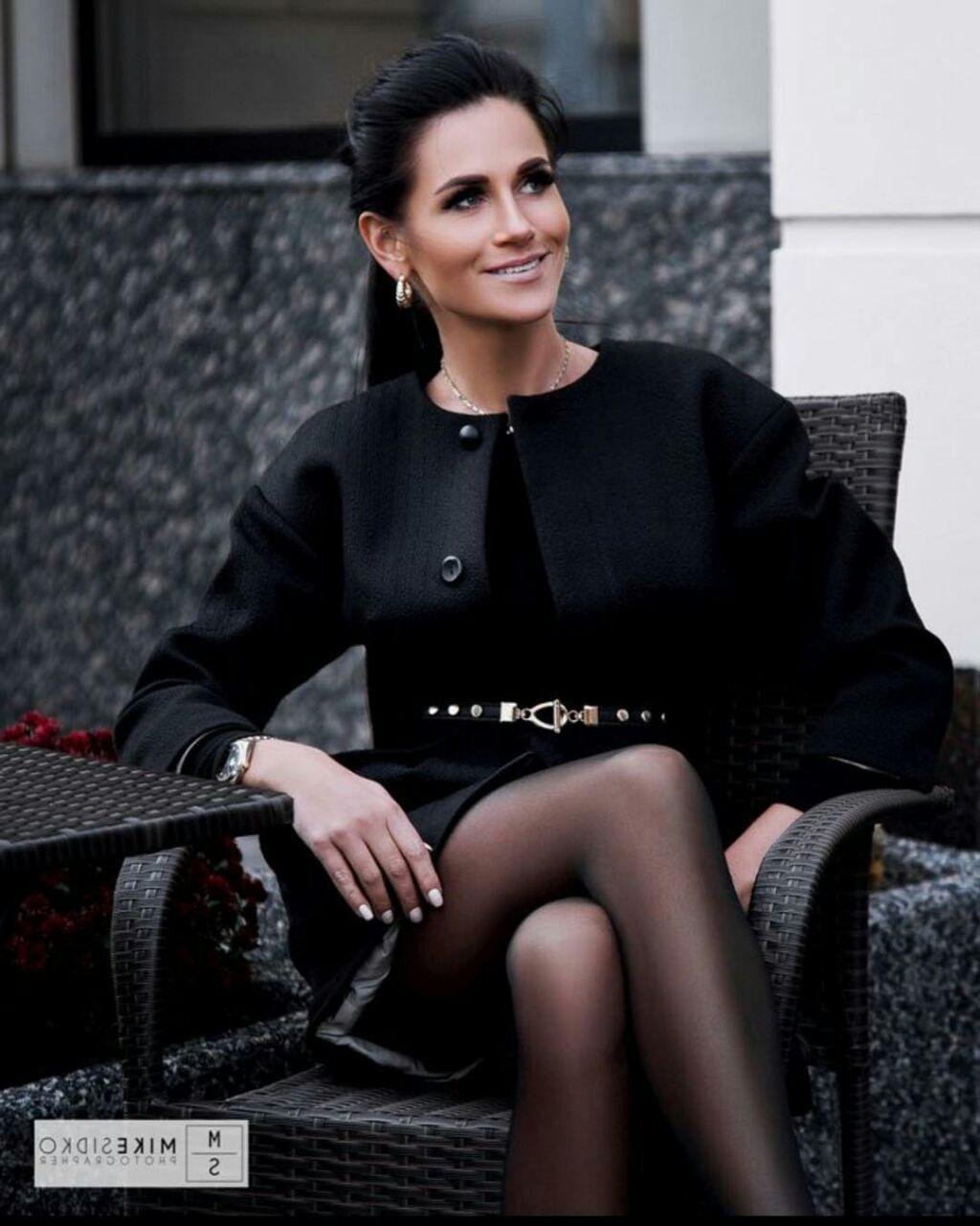 В обычной жизни девушка выглядит очень элегантно