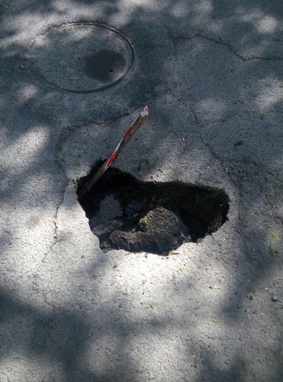 На Гоголя снова провалился асфальт На Гоголя снова провалился асфальт