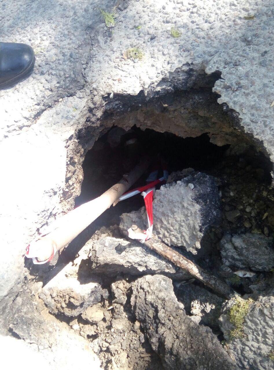 В асфальте образовалась глубокая яма В асфальте образовалась глубокая яма