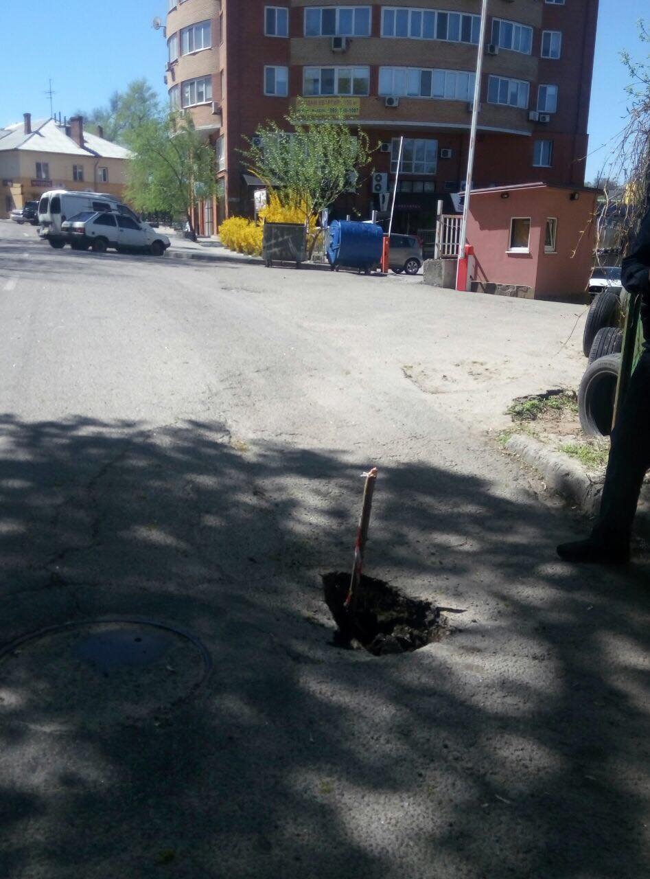 Провал образовался за перекрестком с улицей Паторжинского Провал образовался за перекрестком с улицей Паторжинского