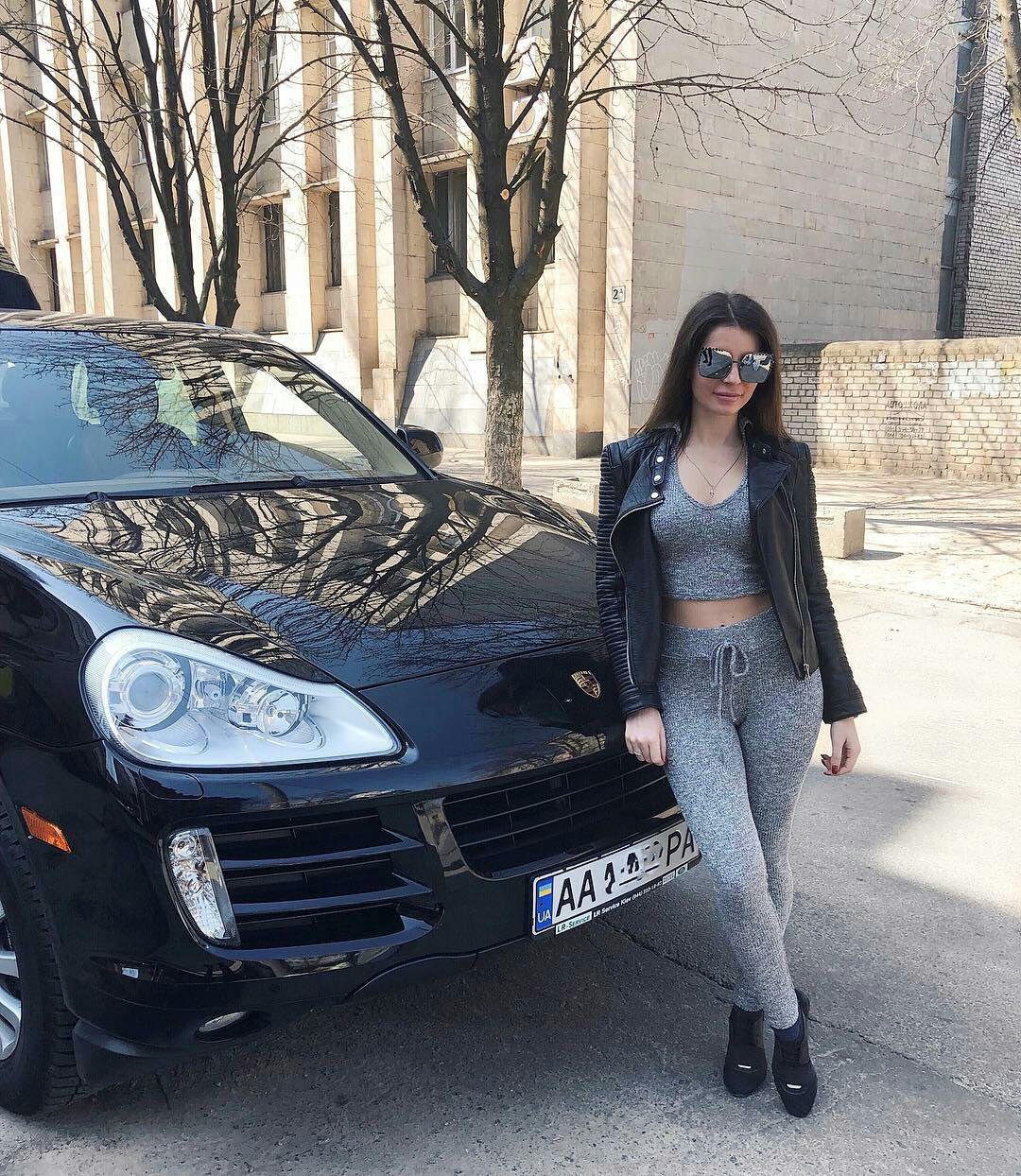 Стильный костюм идеально подчеркивает фигуру