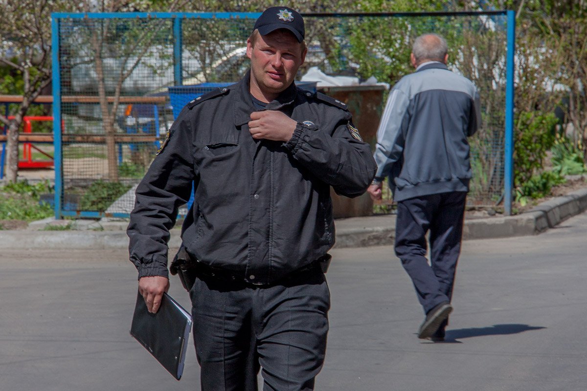 На месте работал полицейский патруль и участковый Днепровского РОВД лейтенант Валерий Бабич На месте работал полицейский патруль и участковый Днепровского РОВД лейтенант Валерий Бабич