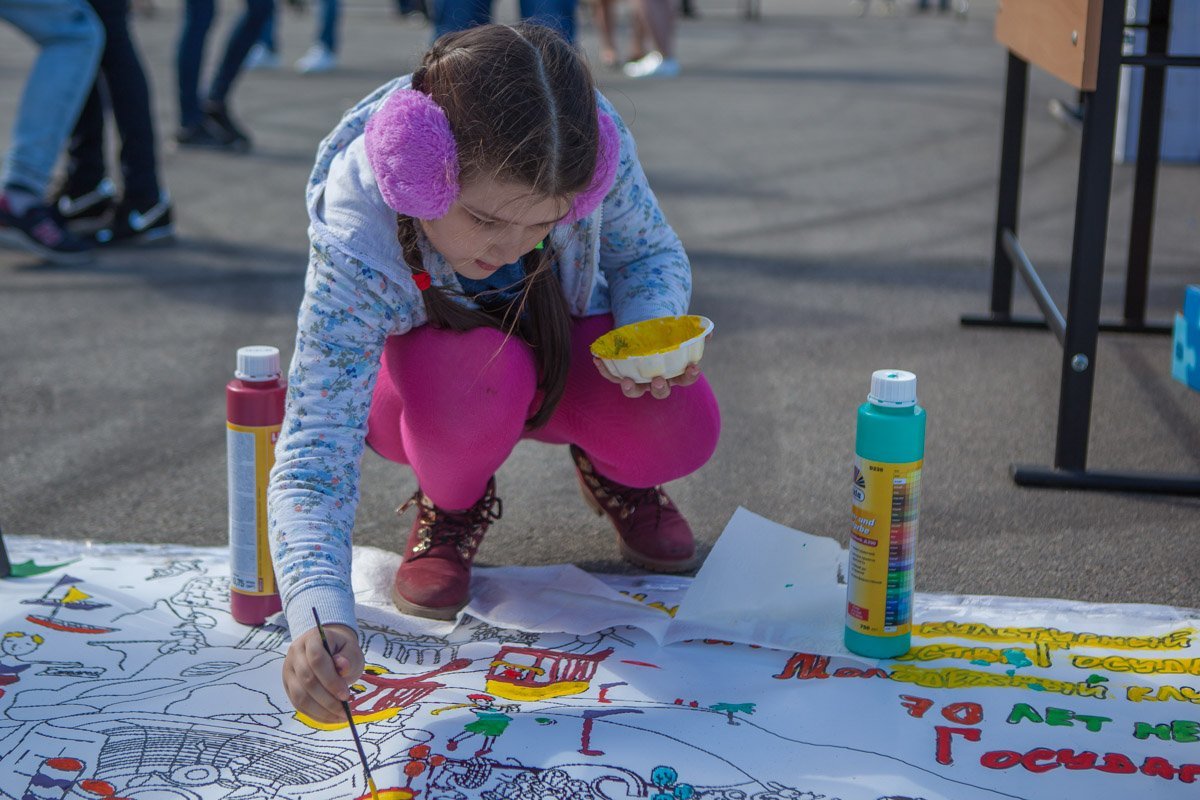 Дети с радостью разрисовывали огромное полотно