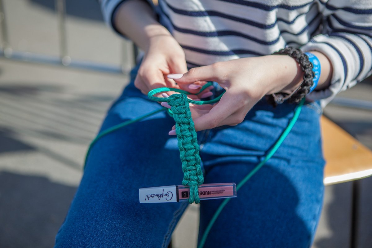 Ребята показывали, как сделать красивые браслеты из веревок