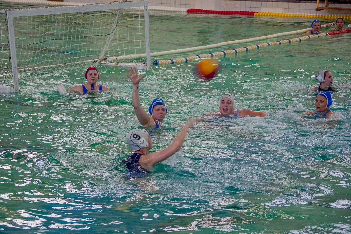 Девушки были в буквальном смысле с головой погружены в игру Девушки были в буквальном смысле с головой погружены в игру