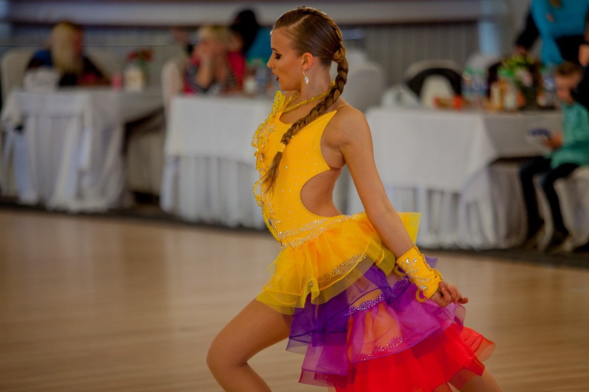 Костюмы танцоров переливались всеми цветами радуги Костюмы танцоров переливались всеми цветами радуги