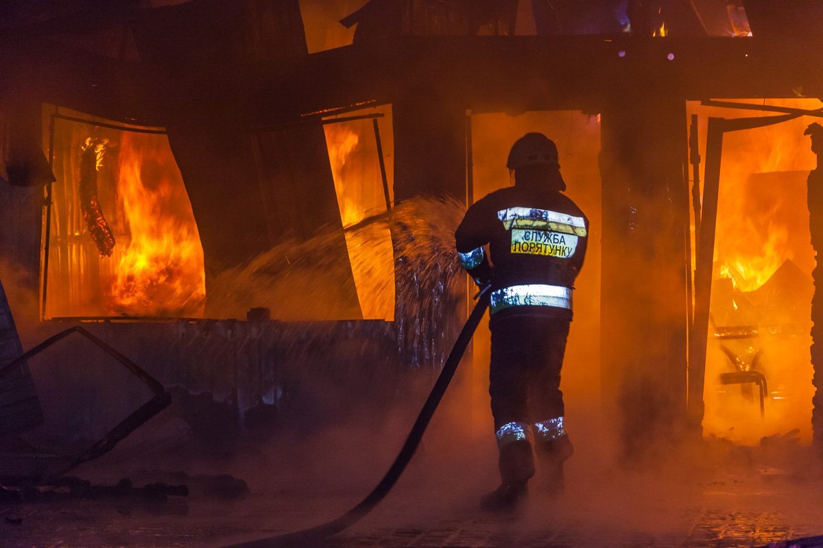 6 киосков полностью сгорели 6 киосков полностью сгорели