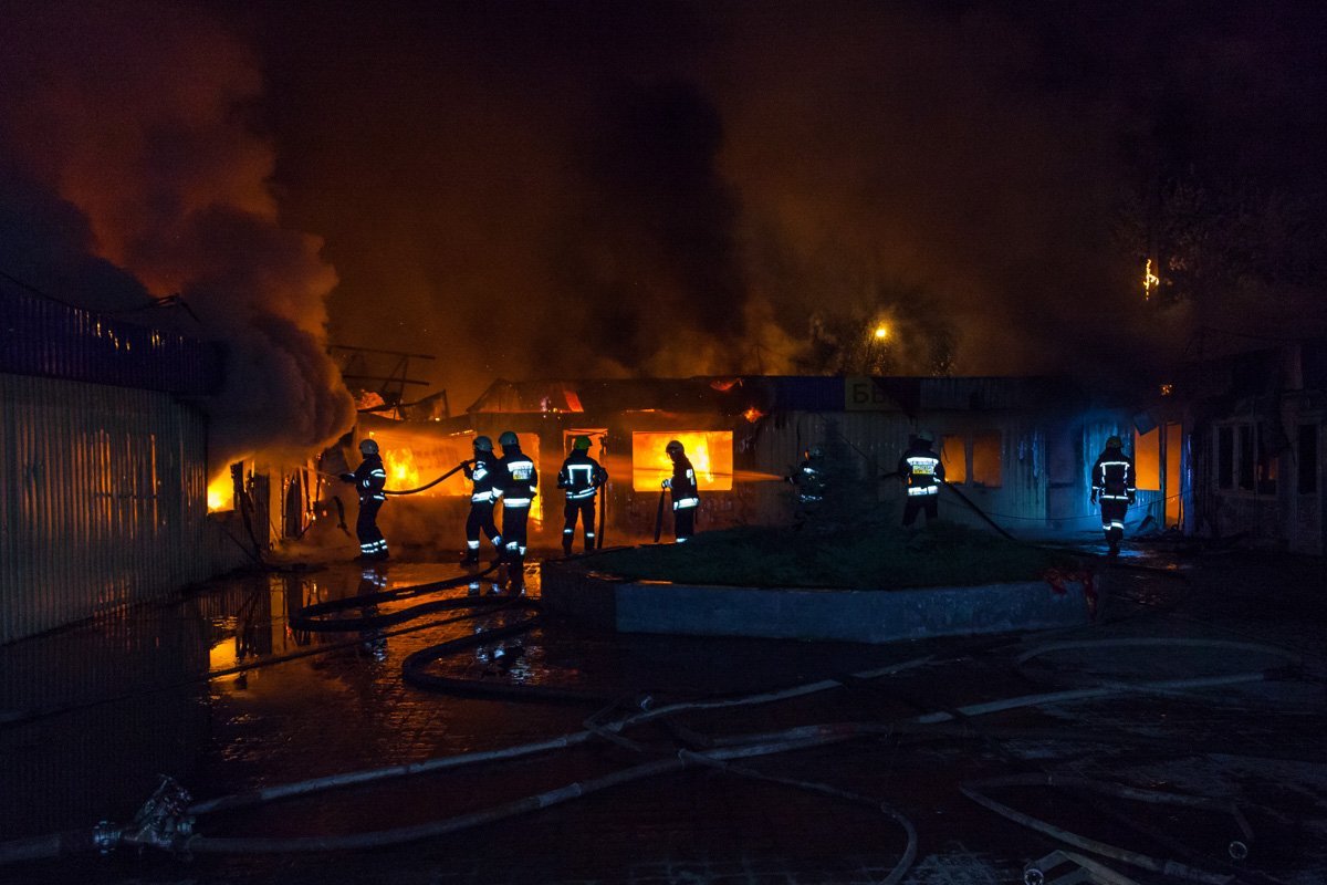 Клубы дыма быстро распространились по улице Клубы дыма быстро распространились по улице