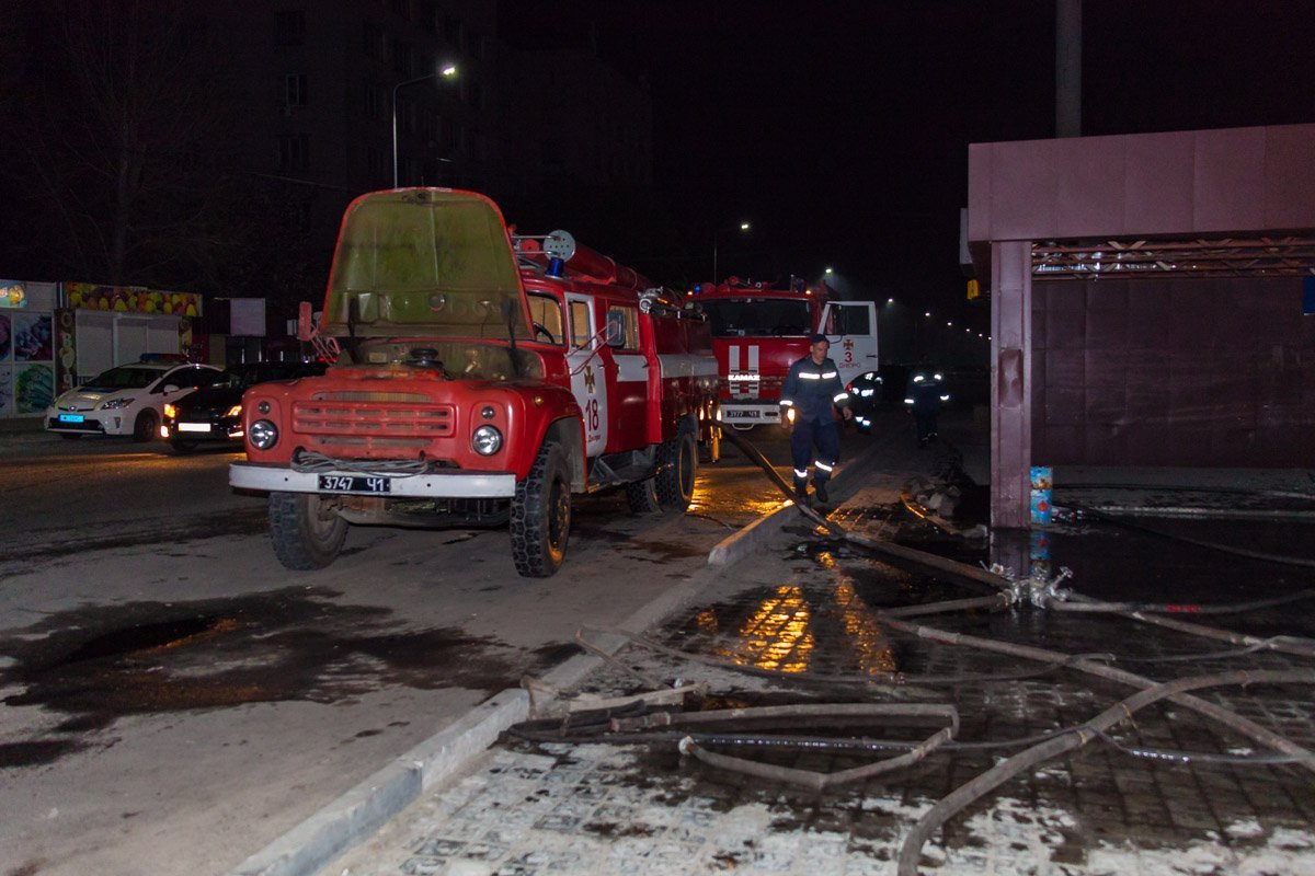 На место приехали 6 единиц техники На место приехали 6 единиц техники