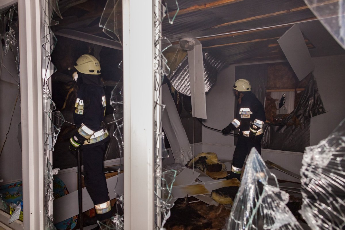 Спасатели осматривают киоск после ликвидации Спасатели осматривают киоск после ликвидации