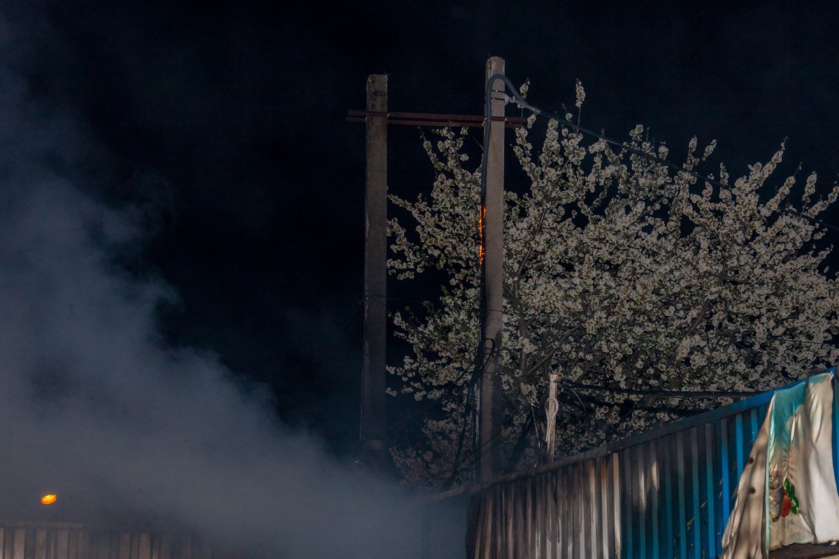 Огонь перекинулся на электрический столб Огонь перекинулся на электрический столб