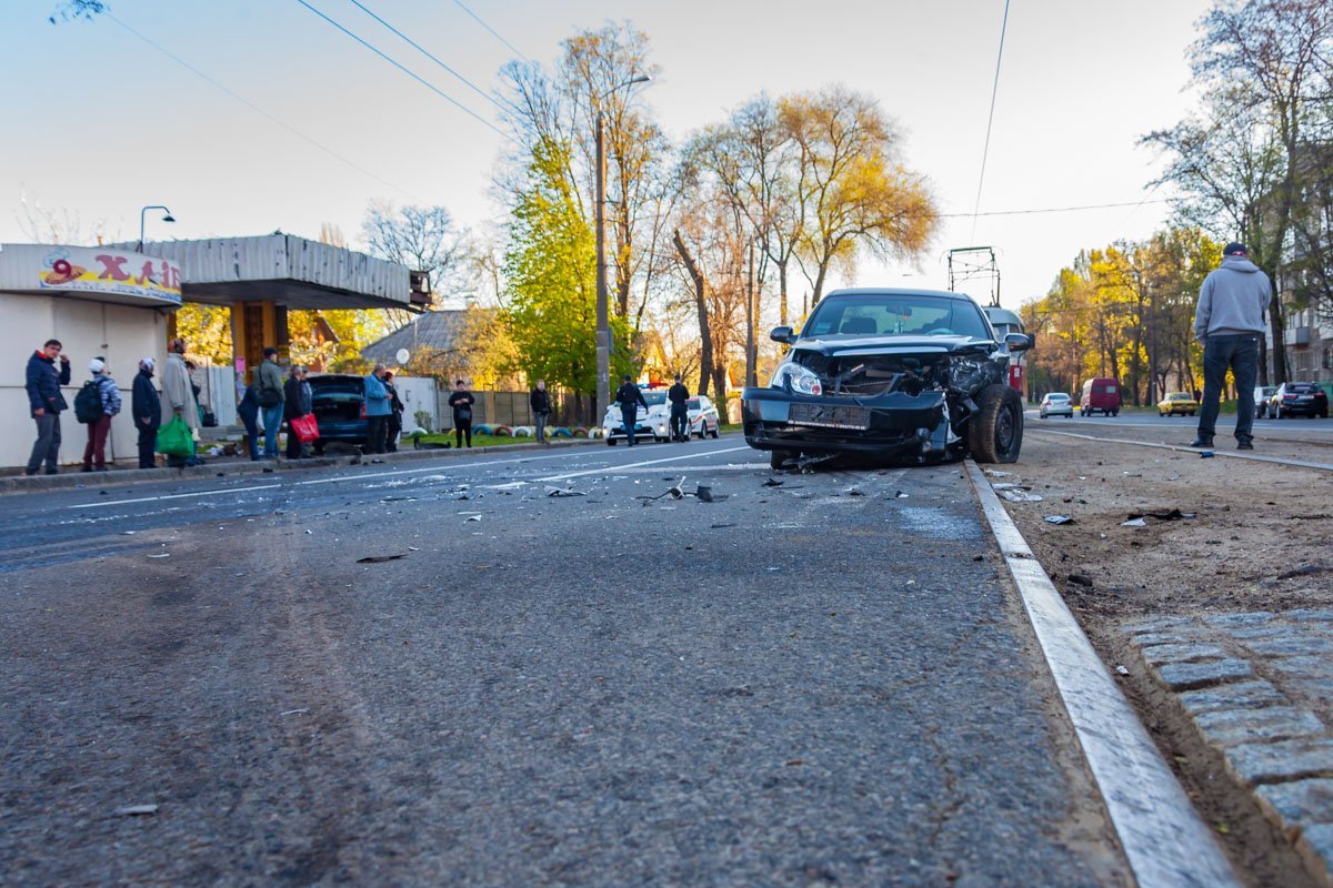 По проезжей части разбросаны стекла от автомобилей