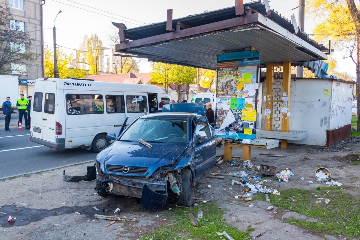 От удара автомобиль Opel выбросило на остановку общественного транспорта