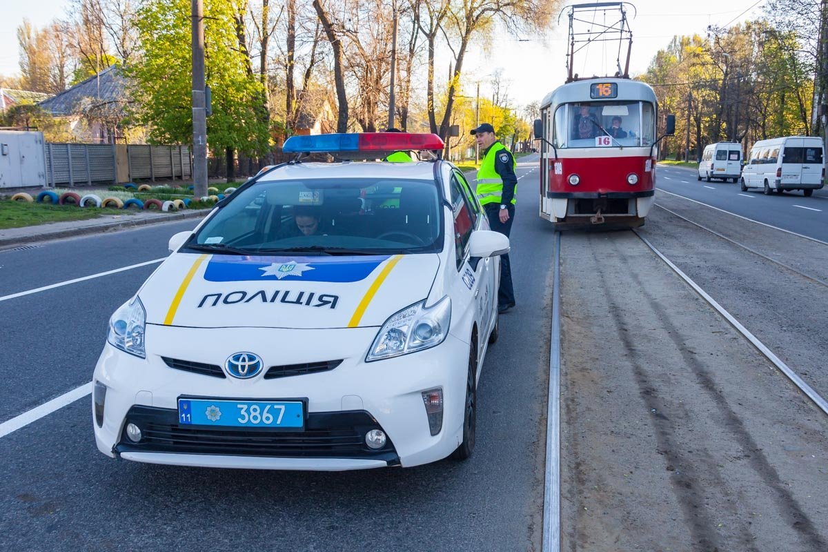 На месте ДТП работают сотрудники патрульной полиции