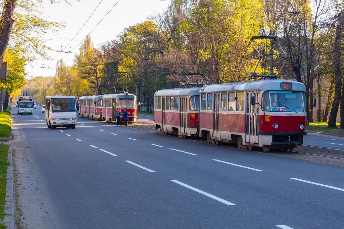 Движение трамваев в сторону 12 квартала остановлено