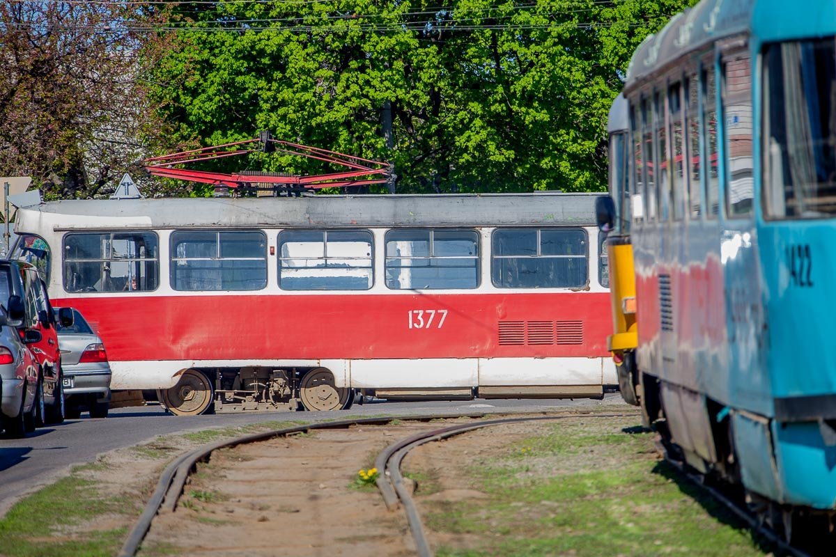 На улице Леваневского трамвай № 15 сошел с рельсов