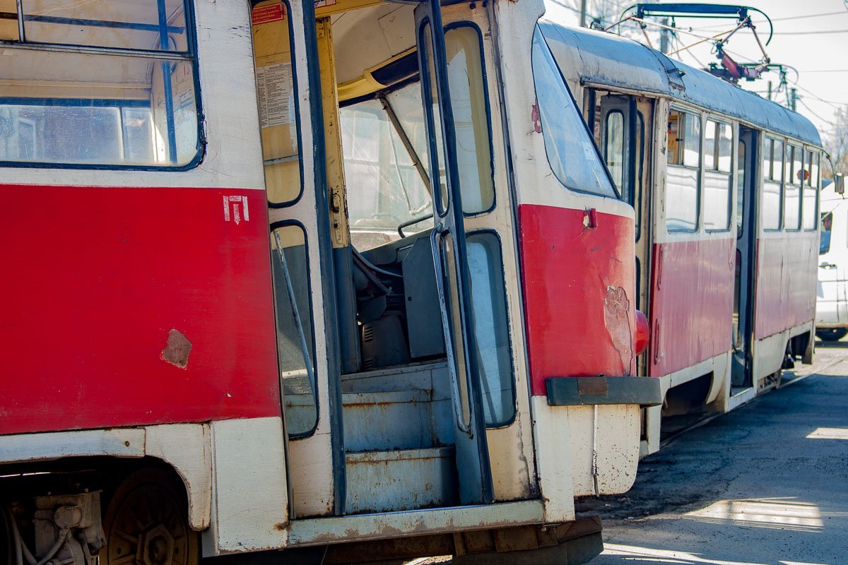 В результате инцидента вагон трамвая наклонился вбок