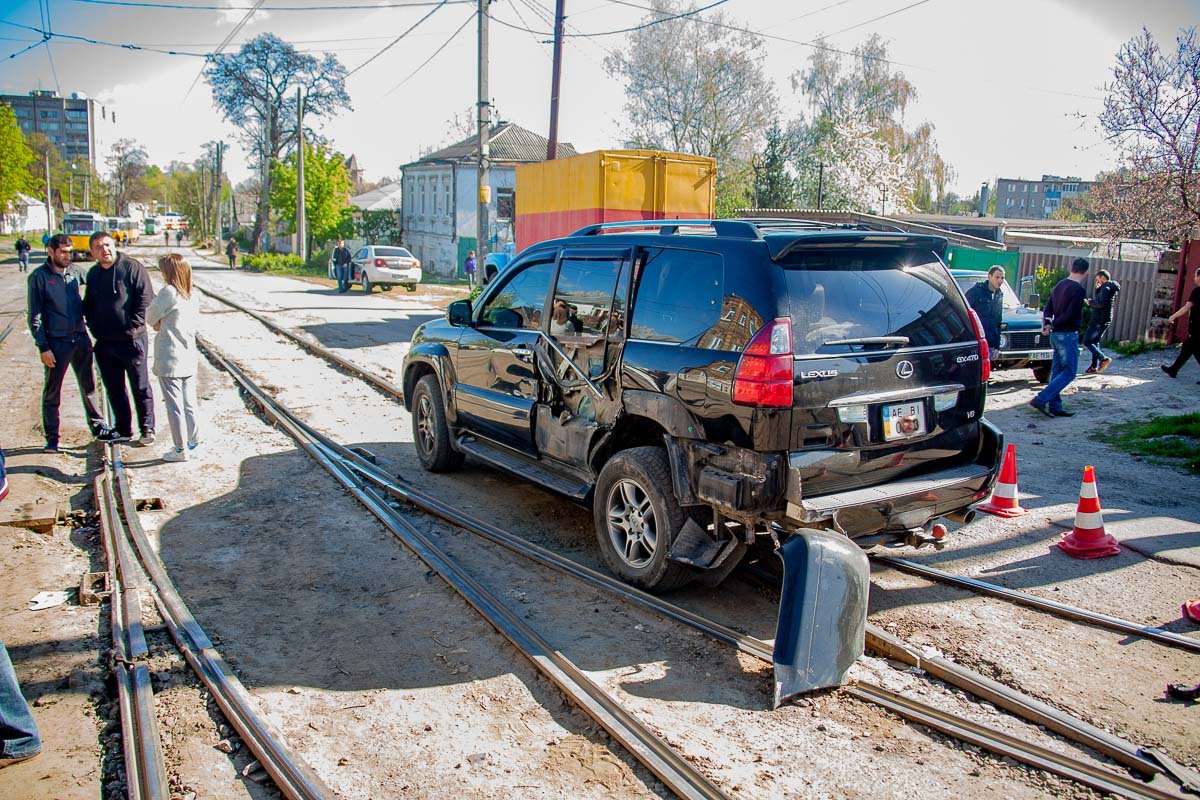 В результате столкновения повреждена левая сторона автомобиля