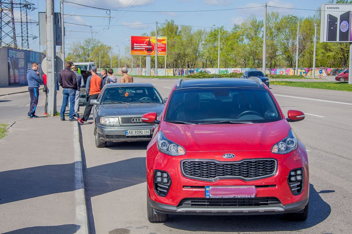 Kia шел на разворот в сторону Кайдакского моста, как его "догнал" BMW Kia шел на разворот в сторону Кайдакского моста, как его "догнал" BMW