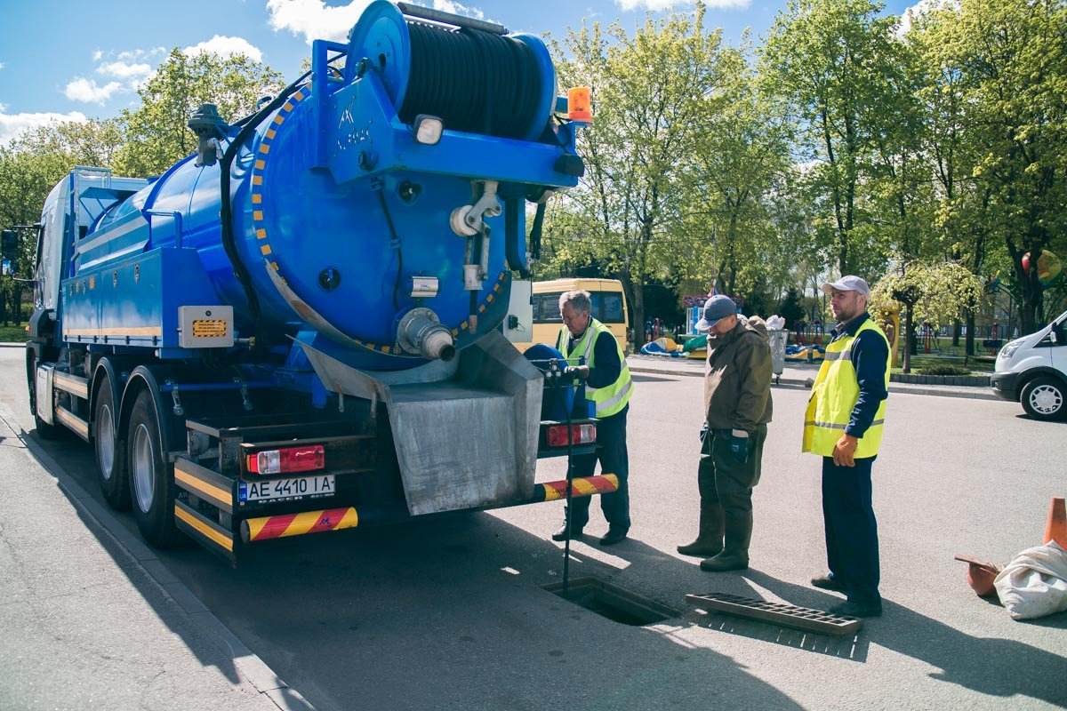 Расчисткой многих засоренных коллекторов занимается специальная каналопромывочная машина Расчисткой многих засоренных коллекторов занимается специальная каналопромывочная машина