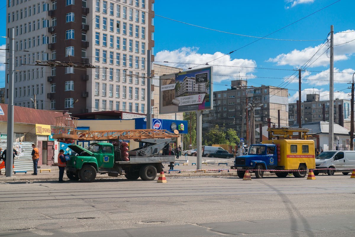 Сотрудники коммунального приятия занялись установкой новых опор Сотрудники коммунального приятия занялись установкой новых опор