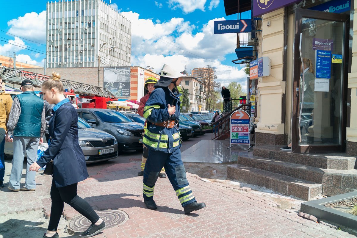 Часть пожарных ограничили движение на улице Харьковской, часть подготавливали технику, остальные - искали квартиру