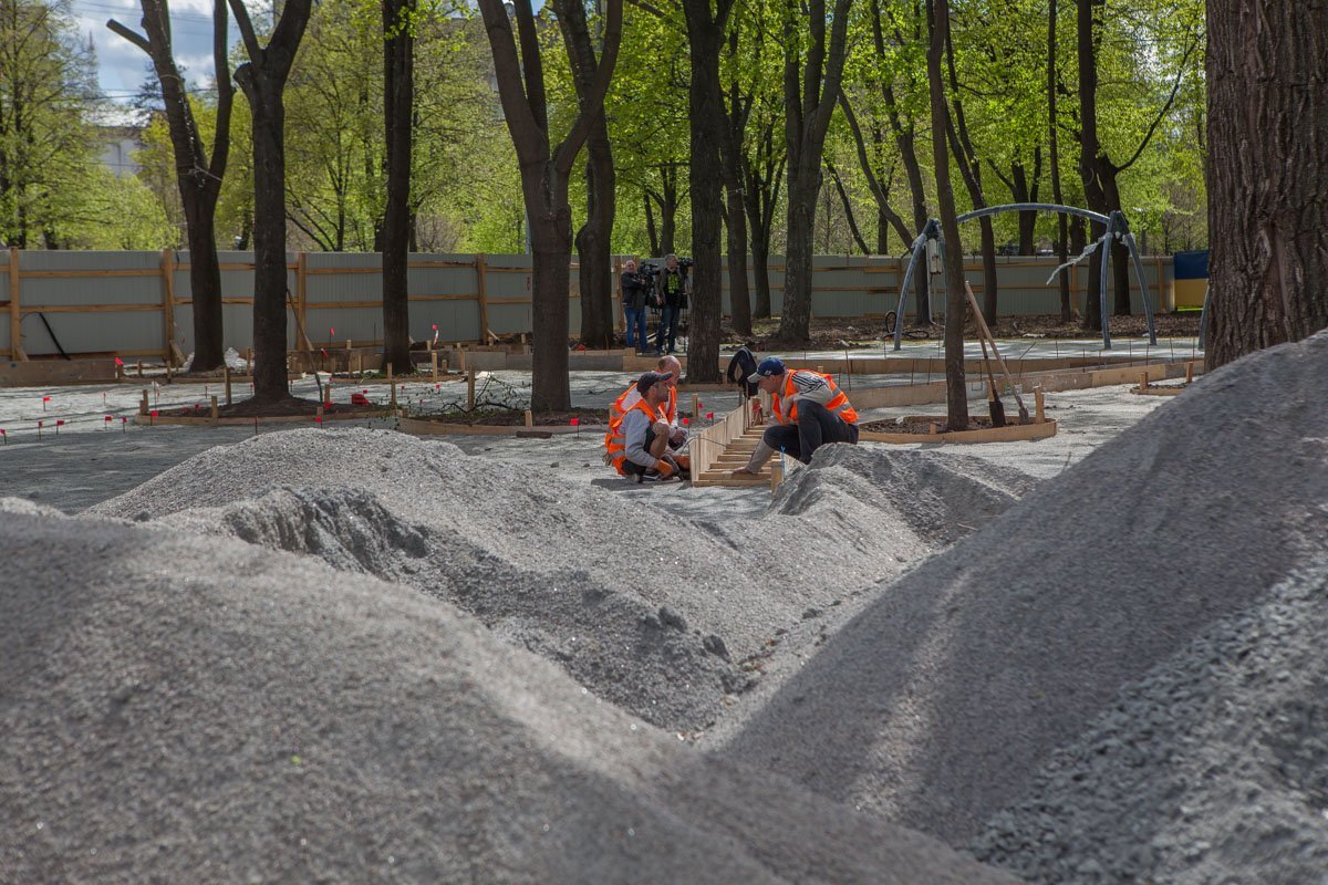 Подрядчики выполняют бетонные работы