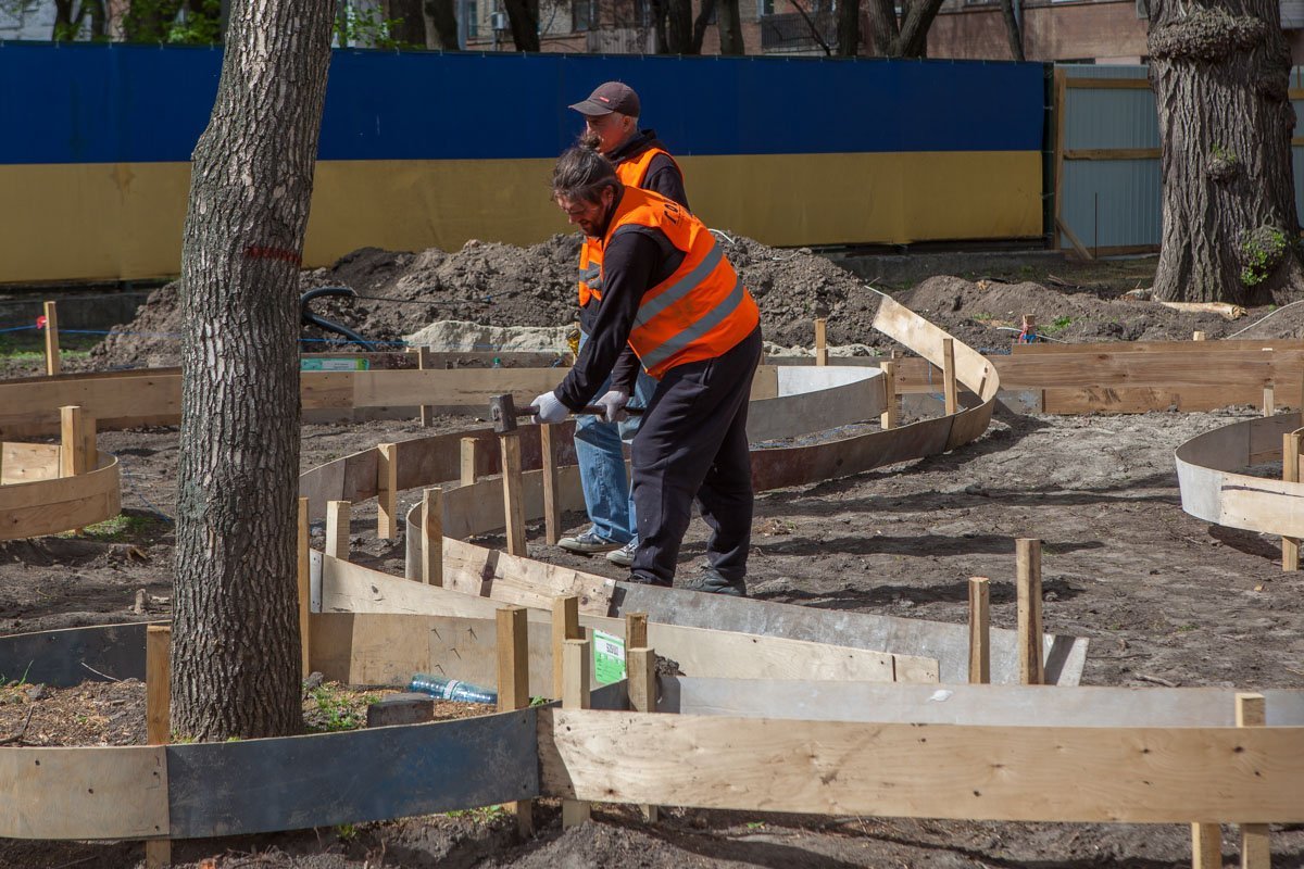 Готовят каркас под будущий кустарный лабиринт