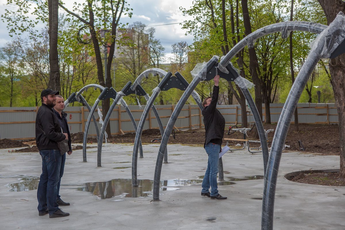 На территории будут и заводские элементы - качели, лавочки, турники и т.д.