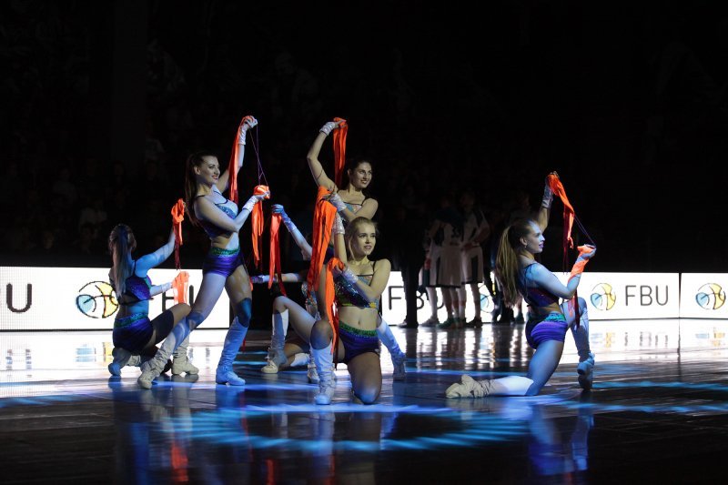 Зрители могли полюбоваться красивыми девушками Зрители могли полюбоваться красивыми девушками