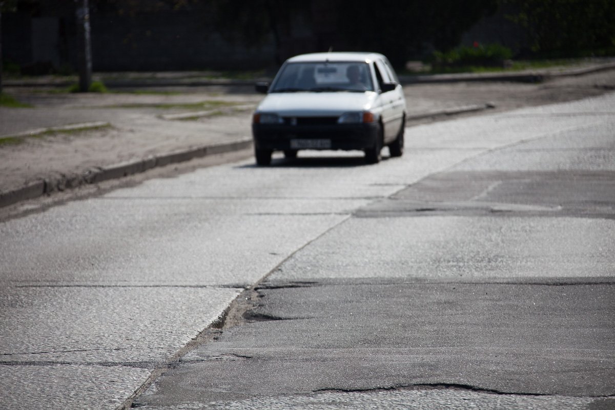 старые плиты словно укрываются асфальтом